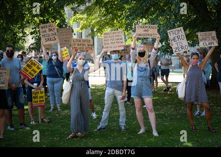 Bristol, Großbritannien. August 2020. Hunderte von NHS-Mitarbeitern, Hilfskräfte und Well Wisher versammeln sich in Bristol, um an einer Nurses United Demonstration teilzunehmen Stockfoto