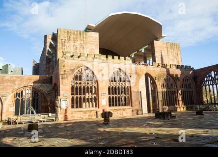 Neue Kathedrale Gebäude von innen Ruinen der alten, Coventry, West Midlands, England, Großbritannien Stockfoto