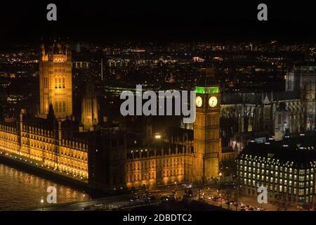 Luftaufnahme von Anzeigen auf der Themse, beleuchtete Big Ben und die Houses of Parliament am Abend Stockfoto