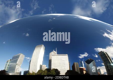 HKHX7W Cloud Gate Chicago mit Spiegelung von Gebäuden Stockfoto