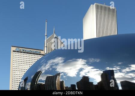 HKHX7R Cloud Gate Chicago mit Spiegelung von Gebäuden Stockfoto