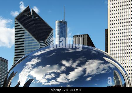 Cloud Gate Chicago mit Reflexion von Gebäuden Stockfoto