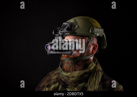 Nachtsichtgerät am Helm befestigt. Ein spezielles Gerät für die Beobachtung im Dunkeln. Ausrüstung für Militär, Polizei und Spezialeinheiten. Stockfoto