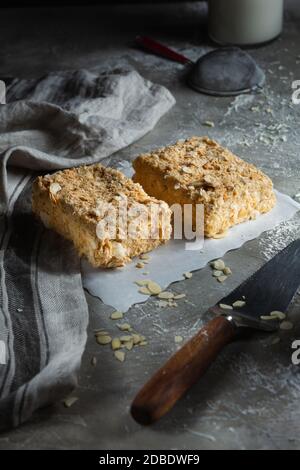 Zwei Scheiben napoleonkuchen auf grauem Holzhintergrund Stockfoto