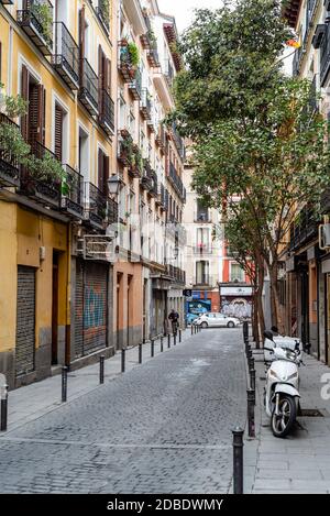 Madrid, Spanien - 4. Oktober 2020: Traditionelle Straße in Embajadores im Lavapies Viertel im Zentrum von Madrid. Lavapies ist einer der coolsten Nachbarn Stockfoto