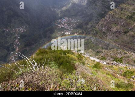 Regenbogen über Tal der Nonnen, Curral das Freiras auf der Insel Madeira, Portugal Stockfoto