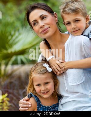 Porträt einer schönen jungen Mutter mit ihren beiden niedlichen Kinder Spaß im Freien, glückliche Familie mit Vergnügen Zeit zusammen verbringen, genießen Sommer ho Stockfoto