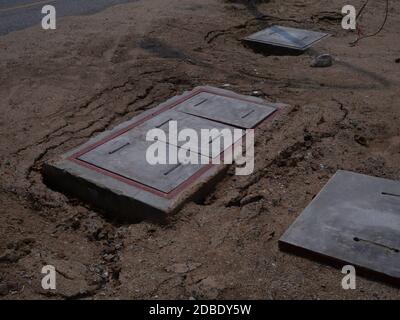 Abfluss Auffangbecken Beton über Rasen im Park Stockfoto