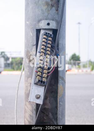 Elektrischer Kupferbus mit Anschluss. Kabel, die mit einer elektrischen Klemme verbunden sind Stockfoto