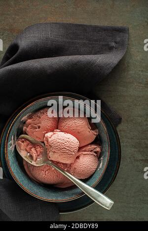 Frisch von weichem Eis oder gefrorenem Joghurt mit Beerenobst-Aromen. Eisbecher mit Obst Stockfoto