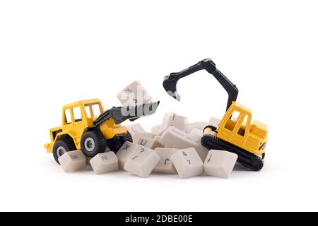 Planierraupe und Bagger arbeiten an Computer-Tasten auf weißem Hintergrund mit Clipping-Pfad isoliert. Website im Aufbau Konzept. Stockfoto