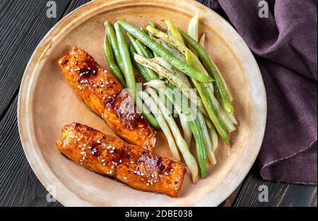 Teriyaki Lachs mit würzigen grünen und gelben Bohnen Stockfoto