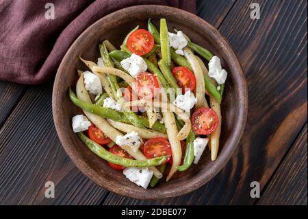 Würziger Salat mit grünen und gelben Bohnen, Tomaten und Feta-Käse Stockfoto