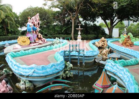 Teich und Statuen in der Villa Haw par in singapur Stockfoto