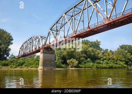 Alte Eisenbahnbrücke über einen Fluss, rostig Metallgitter Stockfoto