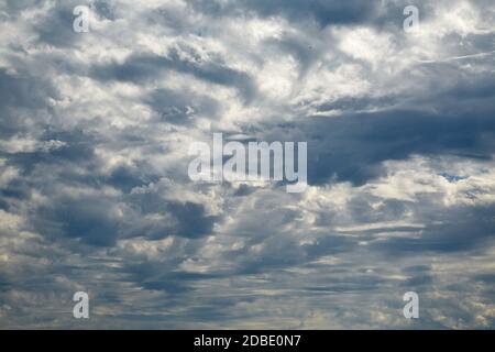 Wolken im Himmel bilden Abdeckung Stockfoto