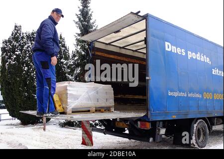 Mnichovo Hradiste, Tschechische Republik. Januar 2013. Heute wurden Stimmzettel durch die Tschechische Republik, 22. Januar 2013, Tschechische Republik transportiert. Der tschechische Präsidentschaftskandidat und ehemalige Ministerpräsident Milos Zeman und der tschechische Außenminister und tschechische Präsidentschaftskandidat Karel Schwarzenberg, Stimmzettel für die zweite Runde der tschechischen Präsidentschaftswahl 25 - 26. Januar 2013. *** Lokale Bildunterschrift: Slavek Ruta/ZUMA Wire/Alamy Live News Stockfoto