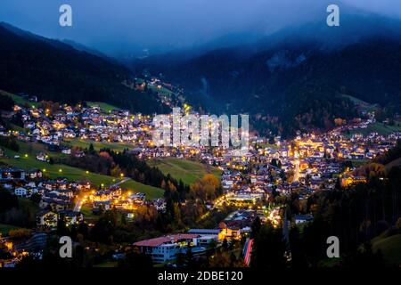 Stadtbild von St. Ulrich in der Dämmerung in Gröden, Dolomiten alpen-Italien. Stockfoto