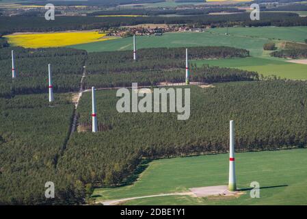 Baustelle für Windkraftanlagen in einem Wald und auf dem Feld, - nur die Türme sind gebaut - Luftaufnahme Stockfoto