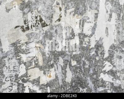 Grunge zerrissenen Poster Hintergrund. Textur von zerrissener Werbung auf einer alten rostigen Plakatwand. Ideal für Ihre kreativen Hintergründe. Stockfoto
