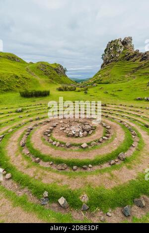 Landschaft von einem Kreis von Steinen und Hügeln mit grünem Gras, Fairy Glen, Schottland Stockfoto