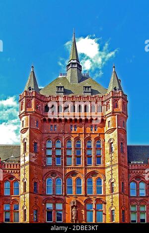 Große alte Burg aus rotem Backstein Stockfoto