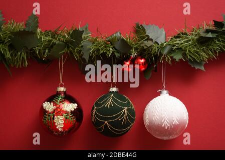 Weihnachtskugeln hängen auf einer Girlande Stockfoto