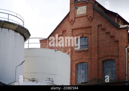 Chemiefabrik mit moderner Produktion und altem Ziegelgebäude Stockfoto