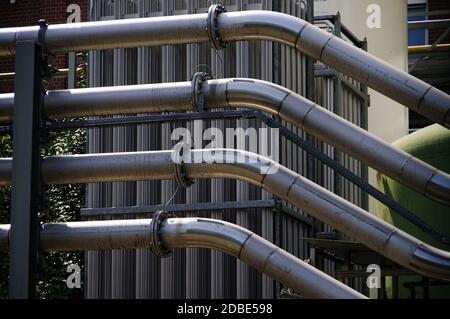 Detail der Chemieanlage mit Edelstahlrohren Stockfoto