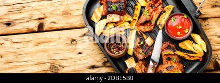 Köstliche gegrillte Kalbsrippchen, gebratene Rinderrippen.BBQ-Rippchen Stockfoto