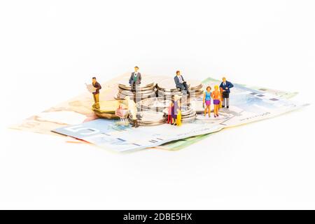 Kanada Bildung mit Miniatur-Menschen auf weißem Hintergrund Stockfoto