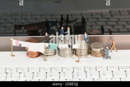 Geldwäsche mit Miniatur und Münzen Konzept Stockfoto