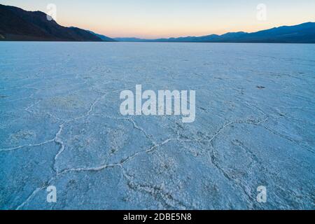 Schlechtes Wasser Becken Landschaft bei Sonnenuntergang, Death Valley National Park, Kalifornien, USA. Stockfoto