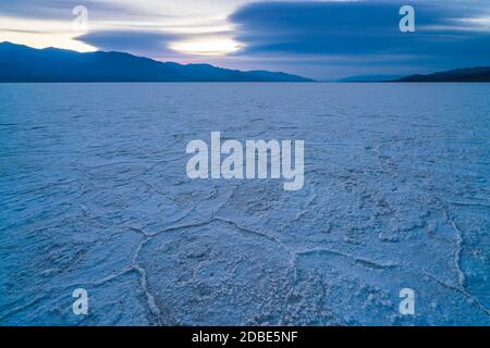 Schlechtes Wasser Becken Landschaft bei Sonnenuntergang, Death Valley National Park, Kalifornien, USA. Stockfoto