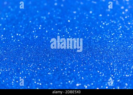 Unschärfe-Hintergrund glänzend blau Bokeh. Verschwommenes Urlaubskonzept. Stockfoto