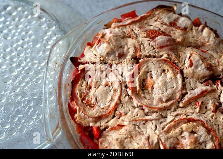 Reisgericht mit Gemüse, mit Tomaten und Soße auf top eingerichtet. Frisch gebackene Hausgemachte Mischung aus Gemüse. Appetitanregende Teller mit Tomaten in einer cremigen sau Stockfoto