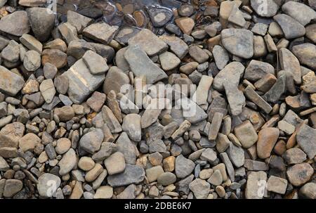 Kies in einem Bachbett Stockfoto