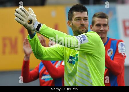 Jablonec Nad Nisou, Tschechische Republik. April 2013. 1.Gambrinus Liga, 25 rnd, FK Jablonec gegen FC Viktoria Plzen, 1:3, 27. April 2013, Jablonec nad Nisou, Tschechische Republik. Matus Kozacik von Viktoria Plzen. Pilsen an die Tabellenspitze der Tschechischen ersten Liga weitergeleitet. *** Lokale Bildunterschrift: Slavek Ruta/ZUMA Wire/Alamy Live News Stockfoto