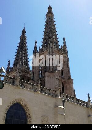 Burgos, Spanien - 25. Juni 2018: Die gotische Kathedrale von Burgos, die der Jungfrau Maria gewidmet ist, berühmt für ihre Architektur Stockfoto