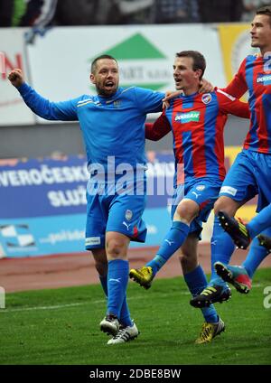 Jablonec Nad Nisou, Tschechische Republik. April 2013. 1.Gambrinus Liga, 25 rnd, FK Jablonec gegen FC Viktoria Plzen, 1:3, 27. April 2013, Jablonec nad Nisou, Tschechische Republik. Die Soccers von Viktoria Plzen feiern den Sieg. Pilsen an die Tabellenspitze der Tschechischen ersten Liga weitergeleitet. *** Lokale Bildunterschrift: Slavek Ruta/ZUMA Wire/Alamy Live News Stockfoto