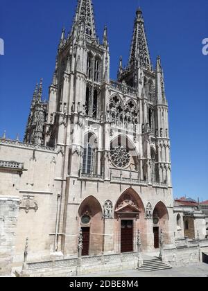 Burgos, Spanien - 25. Juni 2018: Die gotische Kathedrale von Burgos, die der Jungfrau Maria gewidmet ist, berühmt für ihre Architektur Stockfoto