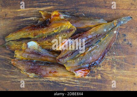 Getrockneter blauer Wittling Fisch auf Holzhintergrund. Snack zum Bier. Nahaufnahme. Stockfoto