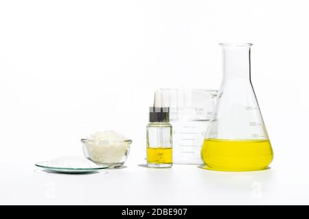 Kosmetische Chemikalien Inhaltsstoff auf weißen Labortisch. Emulgator, Ethanolamin, Säure, Cetylalkohol, gelbe kosmetische Farbe (Öl), mikrokristallin Stockfoto