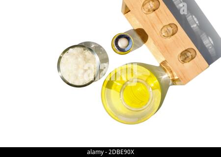 Gelbe kosmetische Farbe (Öl), Polyacrylsäure, mikrokristallines Wachs. Chemikalien für die Schönheitspflege auf Labortisch. (Draufsicht) Stockfoto