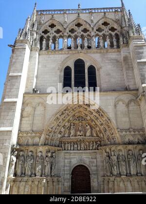 Burgos, Spanien - 25. Juni 2018: Die gotische Kathedrale von Burgos, die der Jungfrau Maria gewidmet ist, berühmt für ihre Architektur Stockfoto