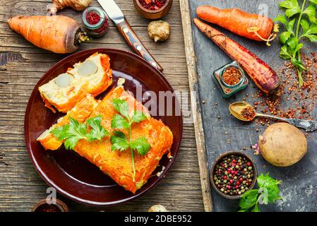 Hausgemachte Terrine mit Jerusalem Artischocke, Karotten und Kartoffeln Stockfoto