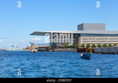 Kopenhagen, Dänemark - 22. Juni 2019: Neo Futurismus Opernhaus Kopenhagen, Blick vom Meer. Es liegt auf der Insel Holmen im Zentrum von Kopenhagen Stockfoto