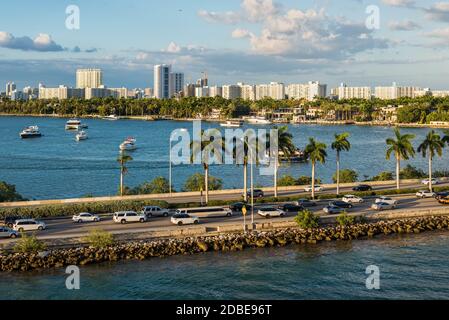 Miami, FL, Vereinigte Staaten - 20 April, 2019: Blick auf den MacArthur Causeway und venezianischen Inseln an der Biscayne Bay in Miami, Florida, United States von Americ Stockfoto