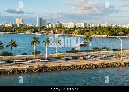 Miami, FL, Vereinigte Staaten - 20 April, 2019: MacArthur Causeway in Biscayne Bay in Miami, Florida, USA. Den MacArthur Causeway ist eine kolossale Sechsspurige en Stockfoto