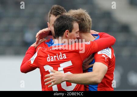 Jablonec Nad Nisou, Tschechische Republik. Mai 2013. 1.Gambrinus Liga, 25 rnd, FK Jablonec gegen FC Viktoria Plzen, 1:3, 27. April 2013, Jablonec nad Nisou, Tschechische Republik. Die Soccers von Viktoria Plzen feiern den Sieg. Pilsen an die Tabellenspitze der Tschechischen ersten Liga weitergeleitet. *** Lokale Bildunterschrift: Slavek Ruta/ZUMA Wire/Alamy Live News Stockfoto